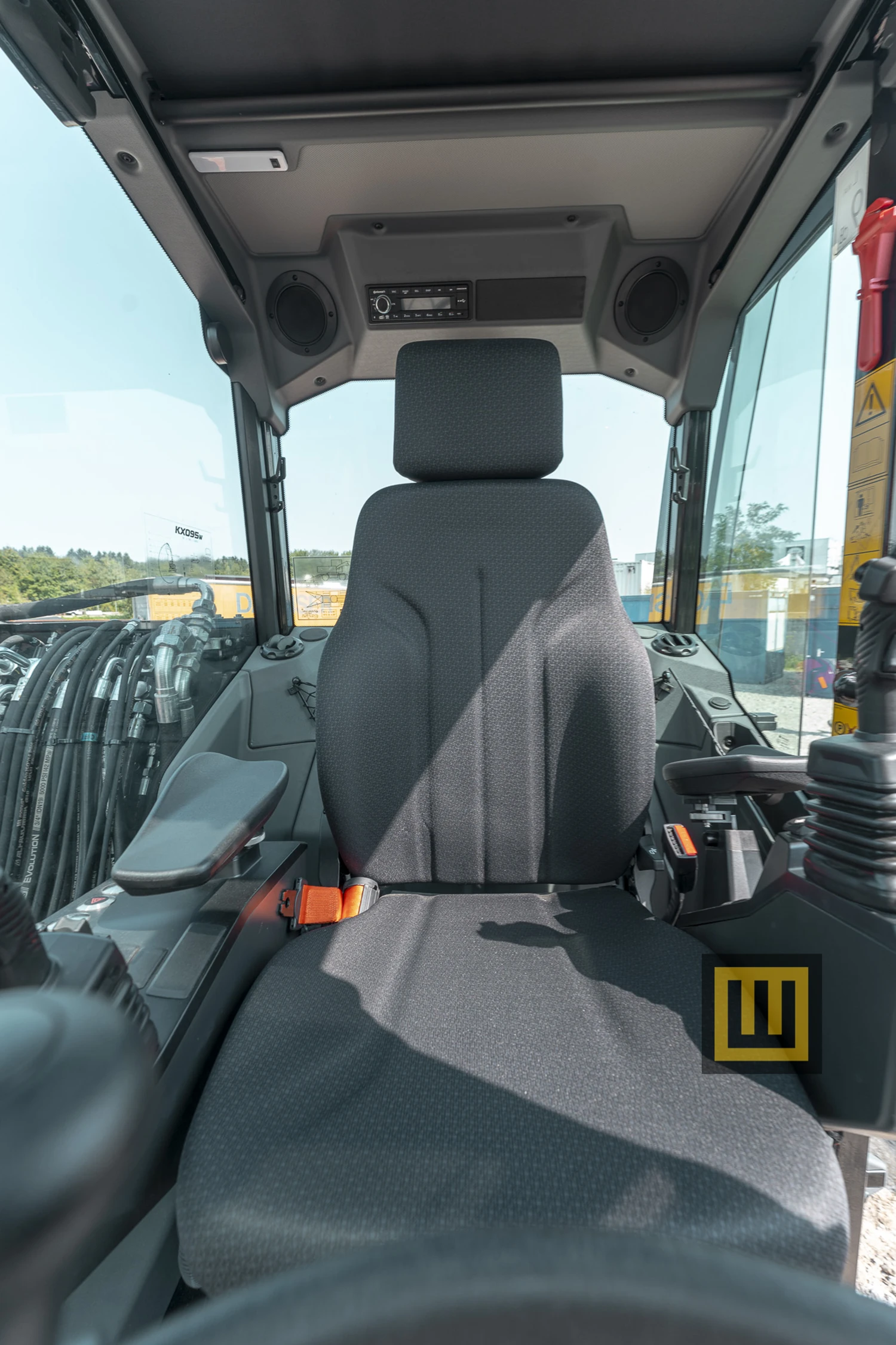 KUBOTA KW095 wnętrze kabiny operatora
