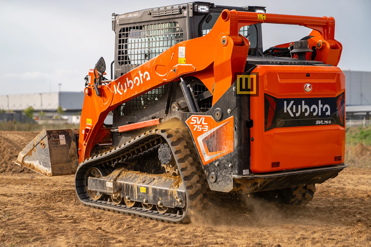 KUBOTA SVL75-3 na szerokich gąsienicach w trudnym terenie