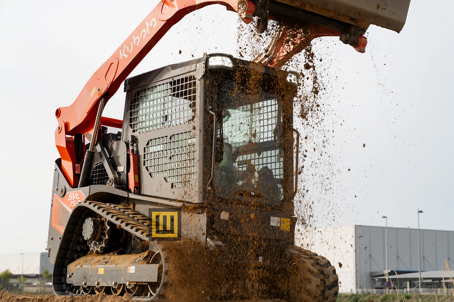 KUBOTA SVL75-3 podniesiona łyżka z materiałem sypkim